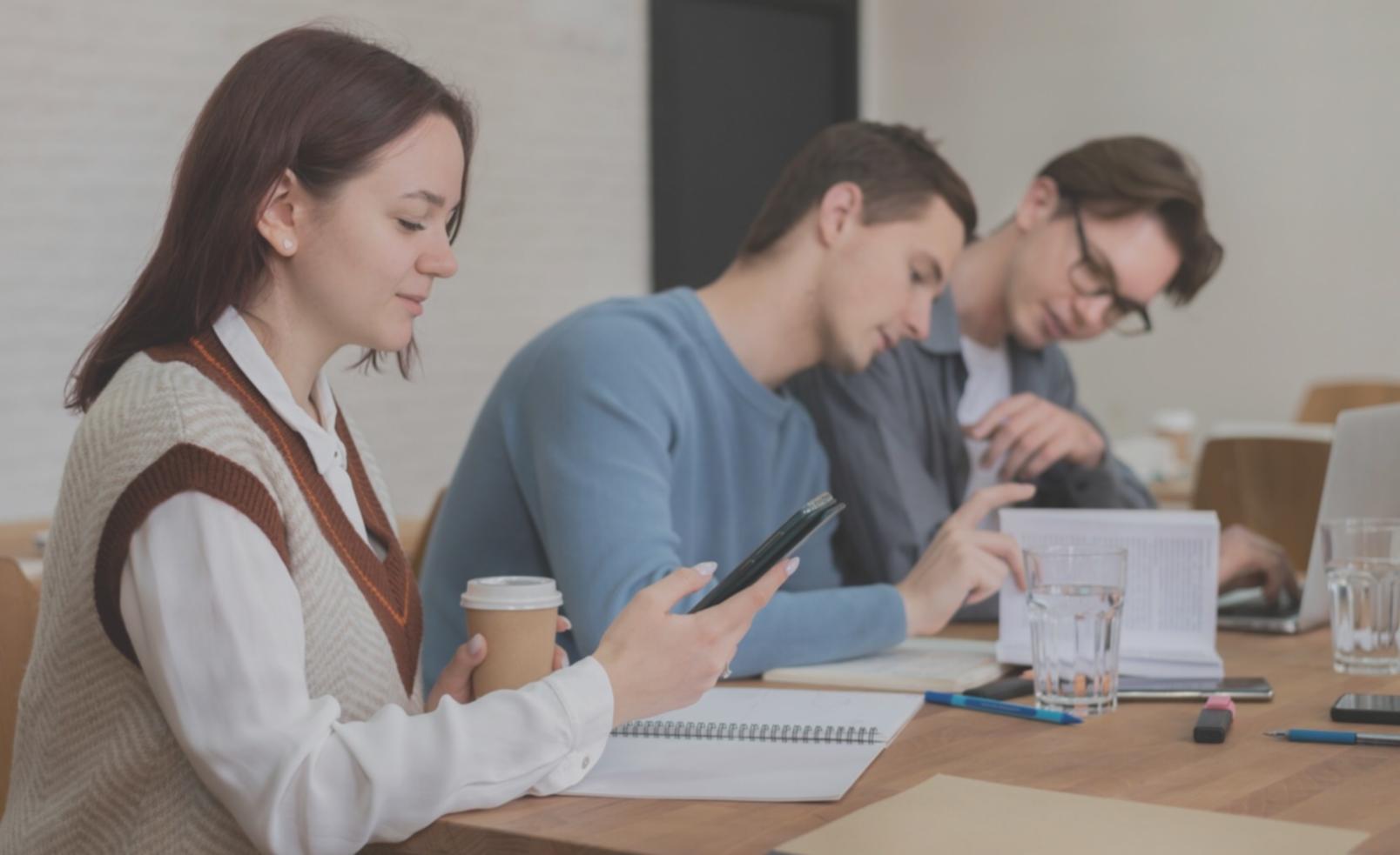 Session de formation en groupe avec échanges entre participants