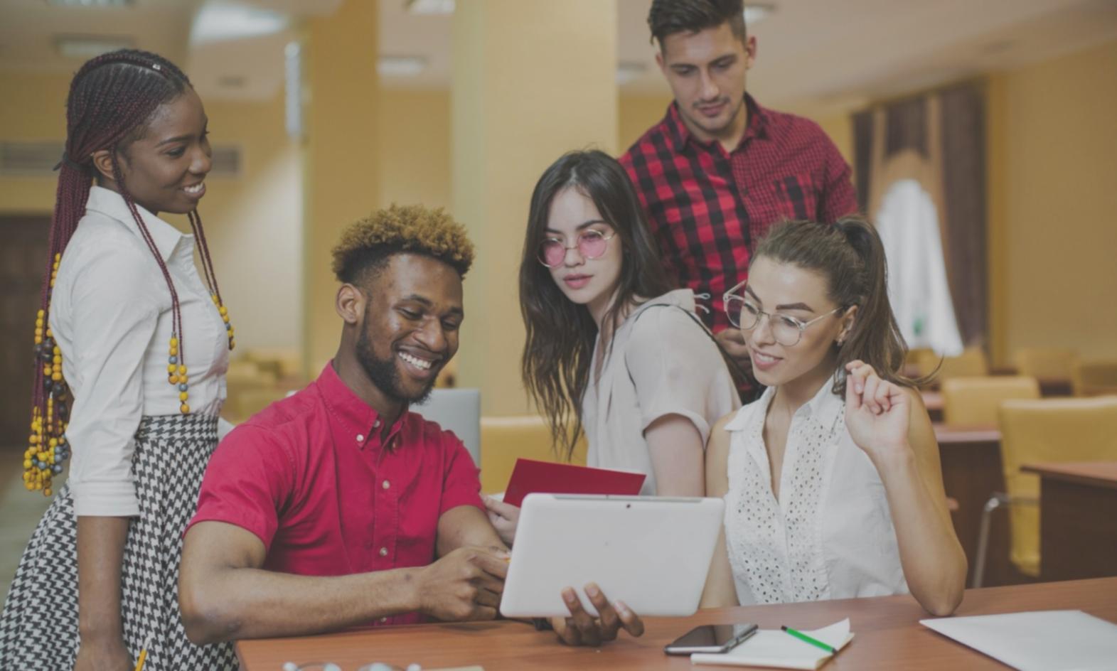 Étudiant en train de planifier son budget avec documents financiers