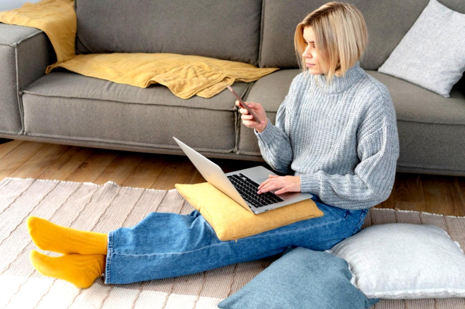 Espace de travail organisé avec documents financiers